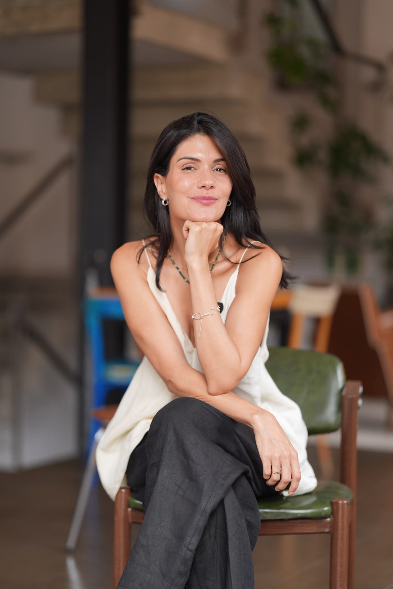 Dra. Laura Raiminguez sonriendo con luz cálida natural